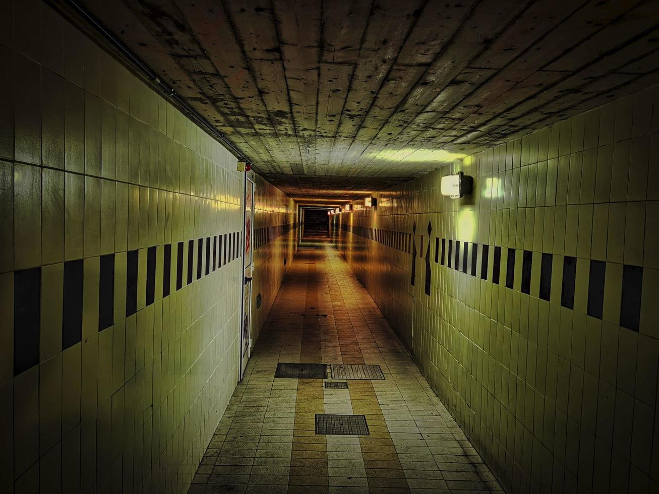 couloir étroit, sombre et inquiétant d'un passage souterrain dans une ville italienne photo