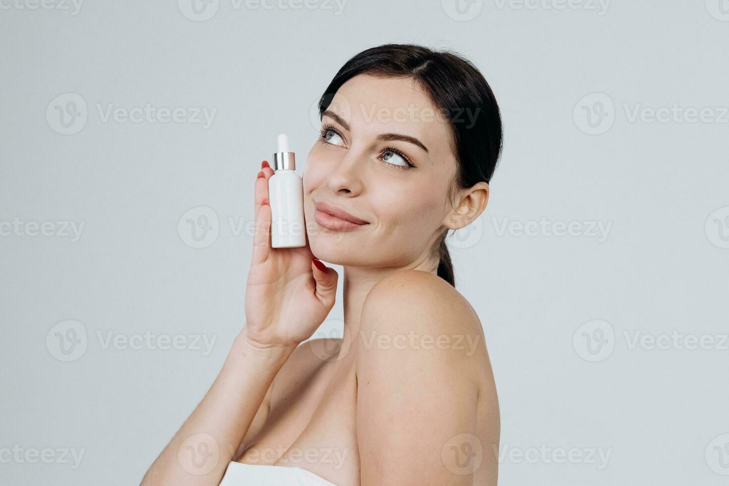 fermer magnifique femme avec parfait peau tenir maquette tube visage sérum pour soin de la peau traitement produit publicité. produit l'image de marque, entreprise identité et emballage inspiration. photo