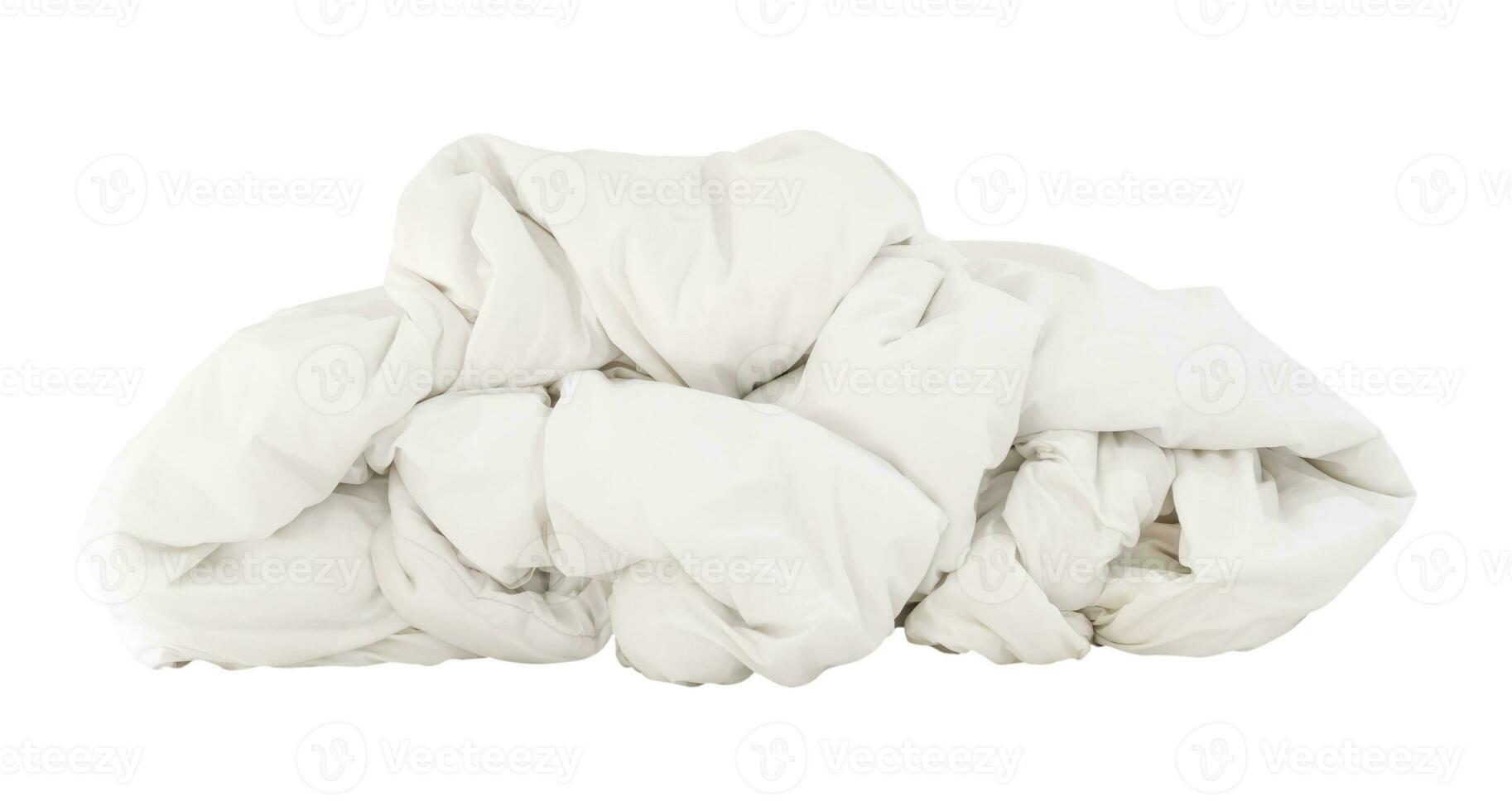 blanc froissé couverture ou draps dans Hôtel pièce feuilles désordonné et sale après invités utilisation plus de nuit isolé sur blanc Contexte avec coupure chemin photo