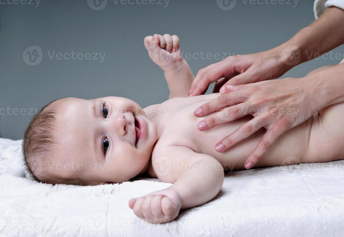 main de bébé tenant le doigt de la mère en studio photo