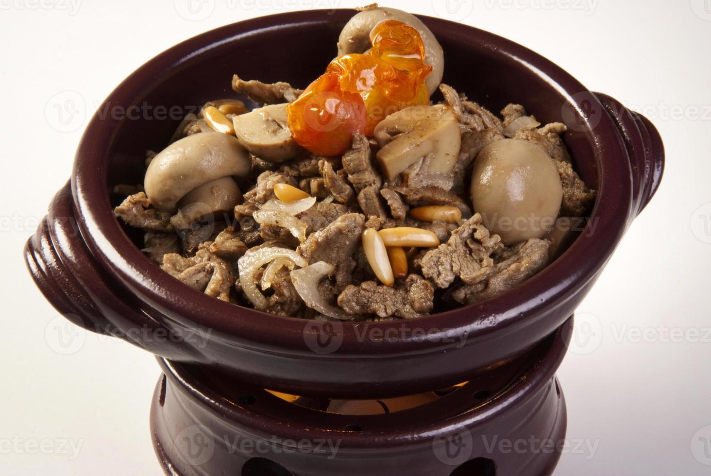 champignons soutenus et rencontrez la nourriture arabe sur le fond blanc photo