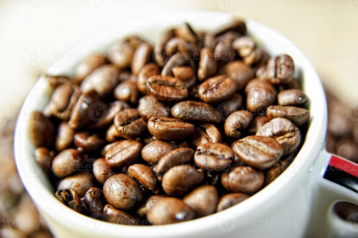 tasse à café et grains de café torréfiés. photo