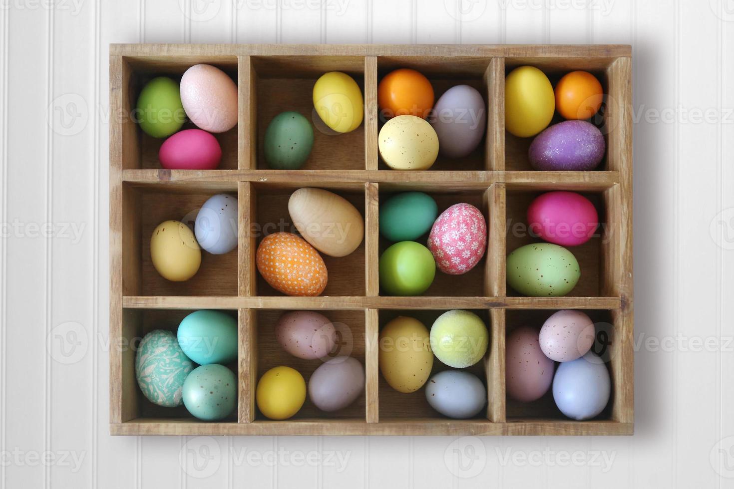 Oeufs de Pâques ornés de vacances décorés dans une boîte photo