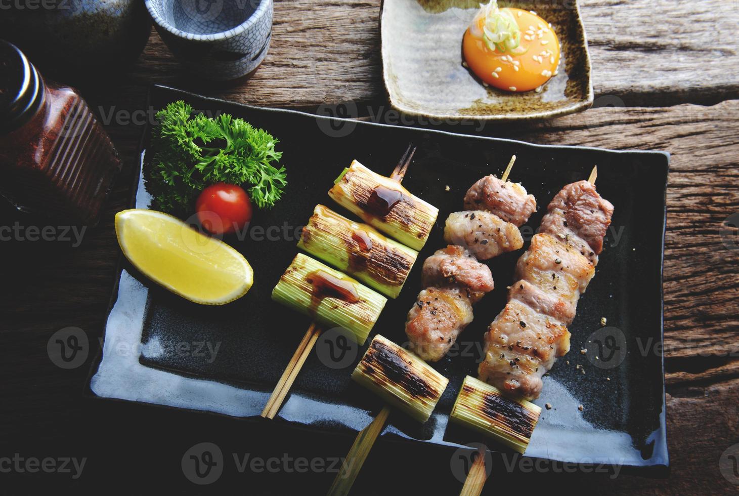 brochettes de porc à la japonaise grillées. photo