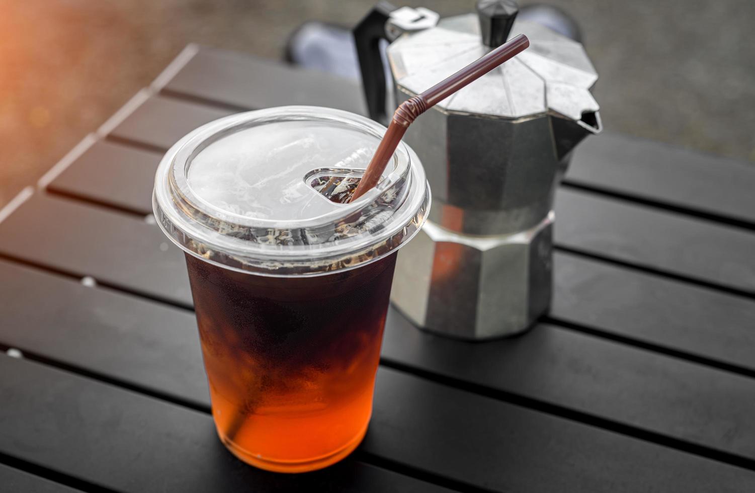 café americano glacé en verre plastique du café de la rue de style asiatique. photo