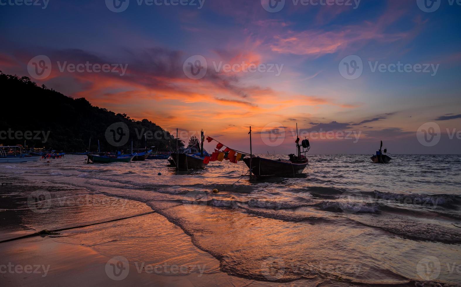 bateaux de pêche silhouette au coucher du soleil. photo
