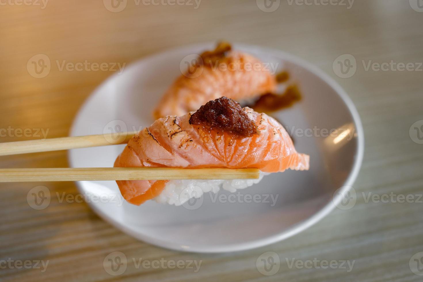 dessus de grill sushi au saumon avec miso sucré. photo