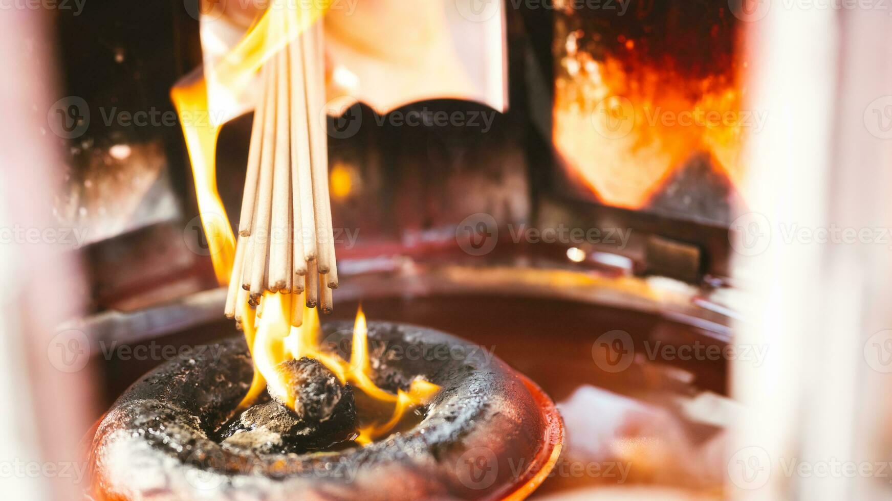 encens des bâtons cette sont allumé à fin. pour prier pour dieux. vide espace entrer texte. concept croyance et foi. photo