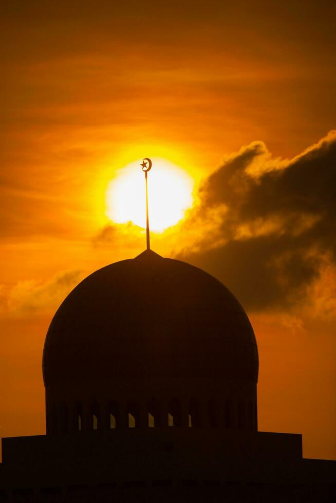 proche en haut silhouette de une mosquée photo