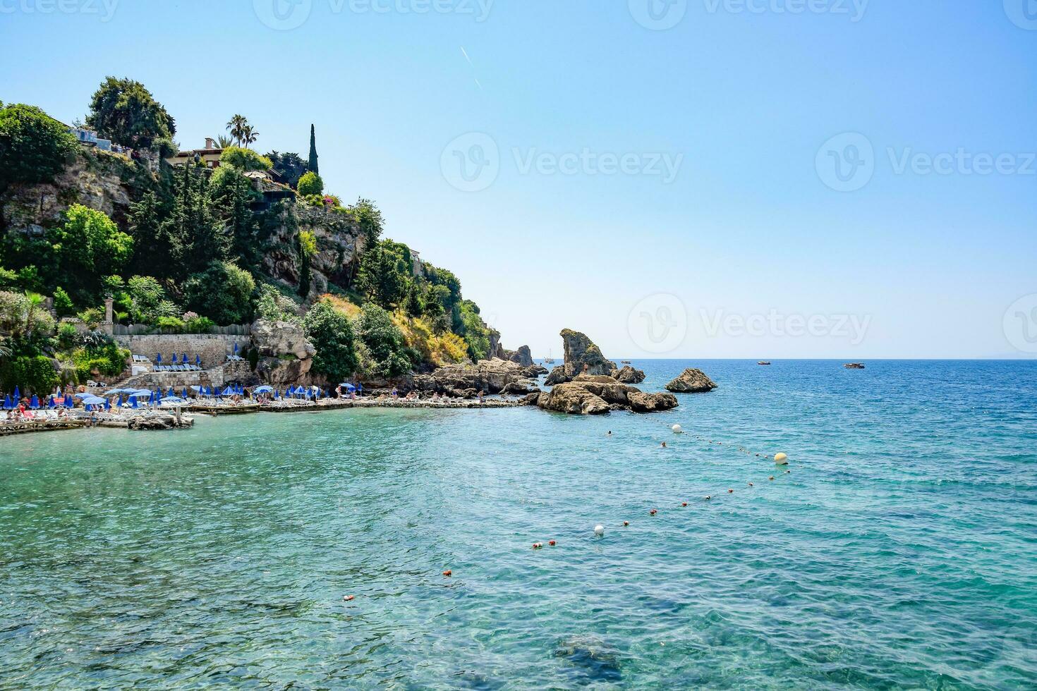 Antalya côte, pierre digue et plage. photo