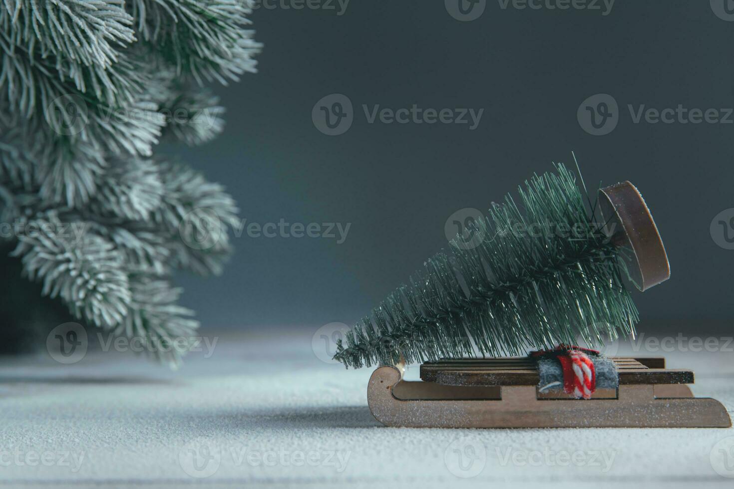 une traîneau avec Noël arbre dans le neige. Noël, Nouveau année Contexte photo