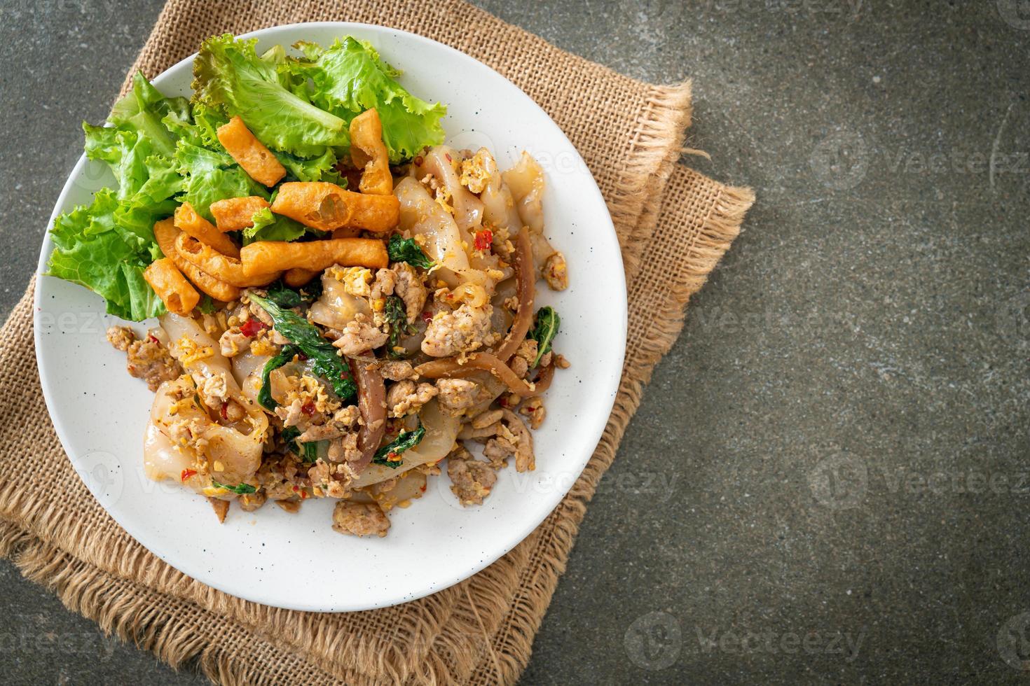 nouilles sautées au poulet émincé et basilic photo