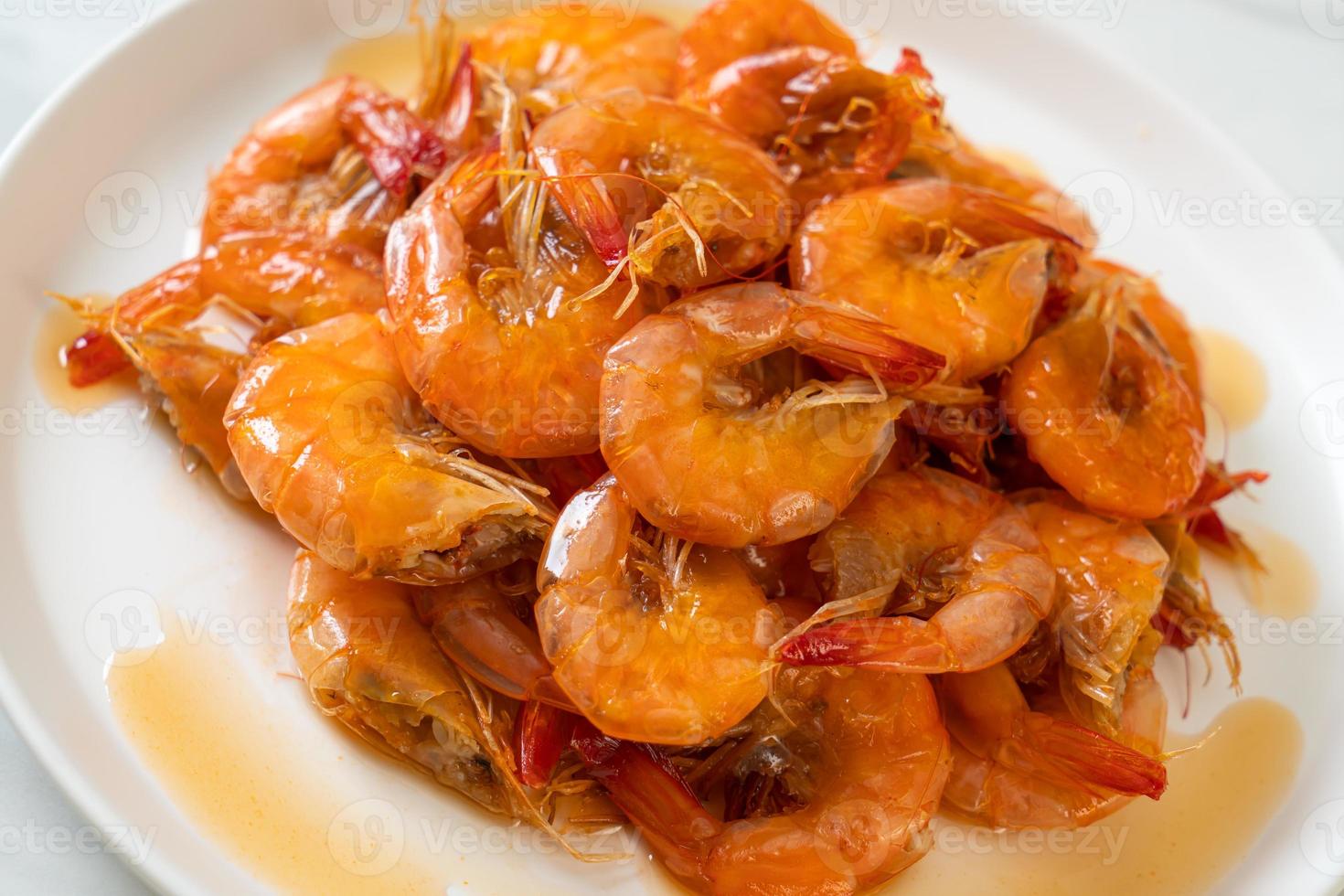 les crevettes douces sont un plat thaï qui cuisine avec de la sauce de poisson et du sucre photo