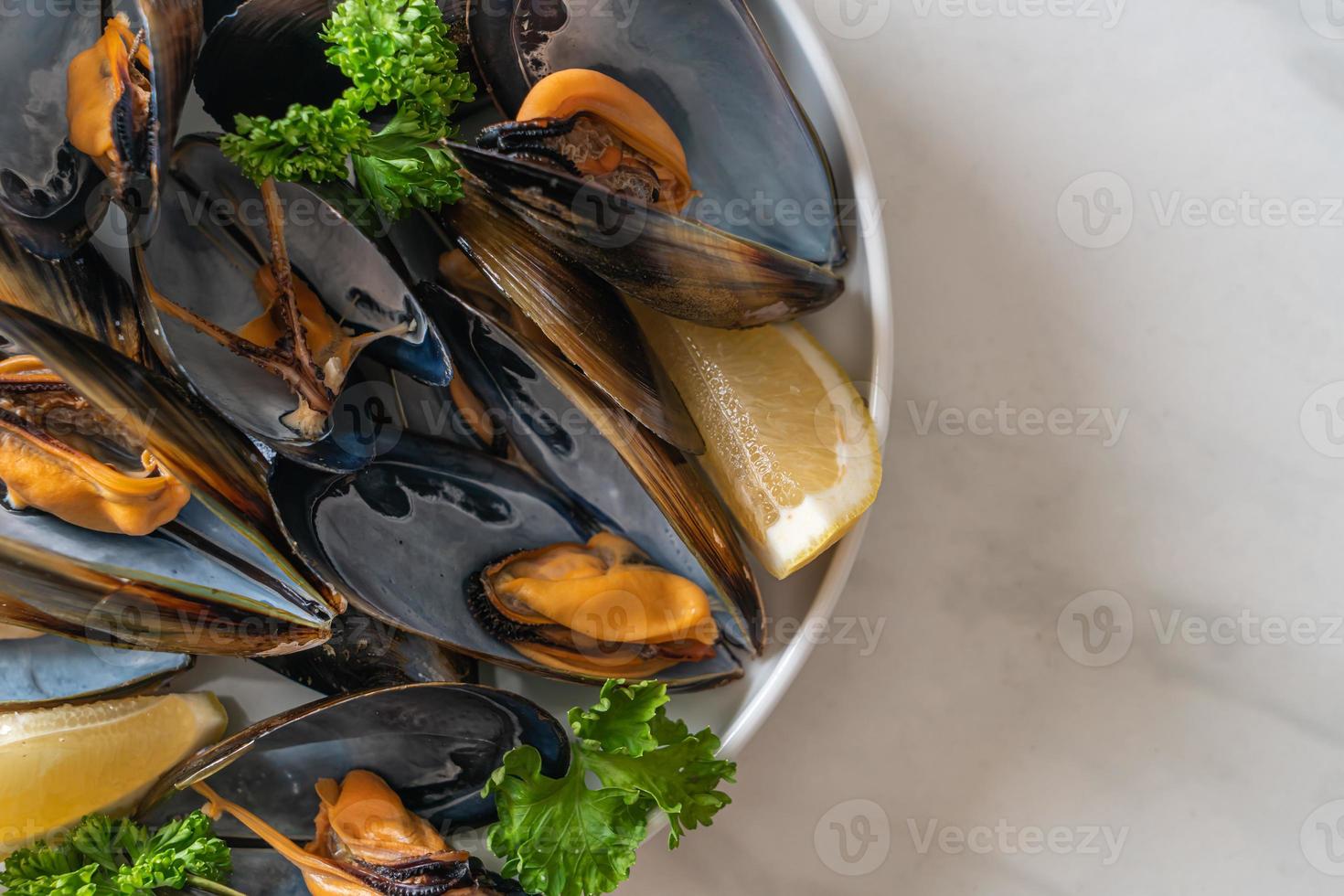 moules aux herbes dans un bol au citron photo