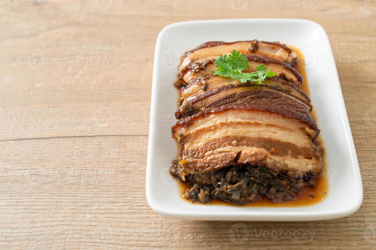 poitrine de porc à la vapeur avec des recettes de cubes de moutarde swatow ou mei cai kou rou photo