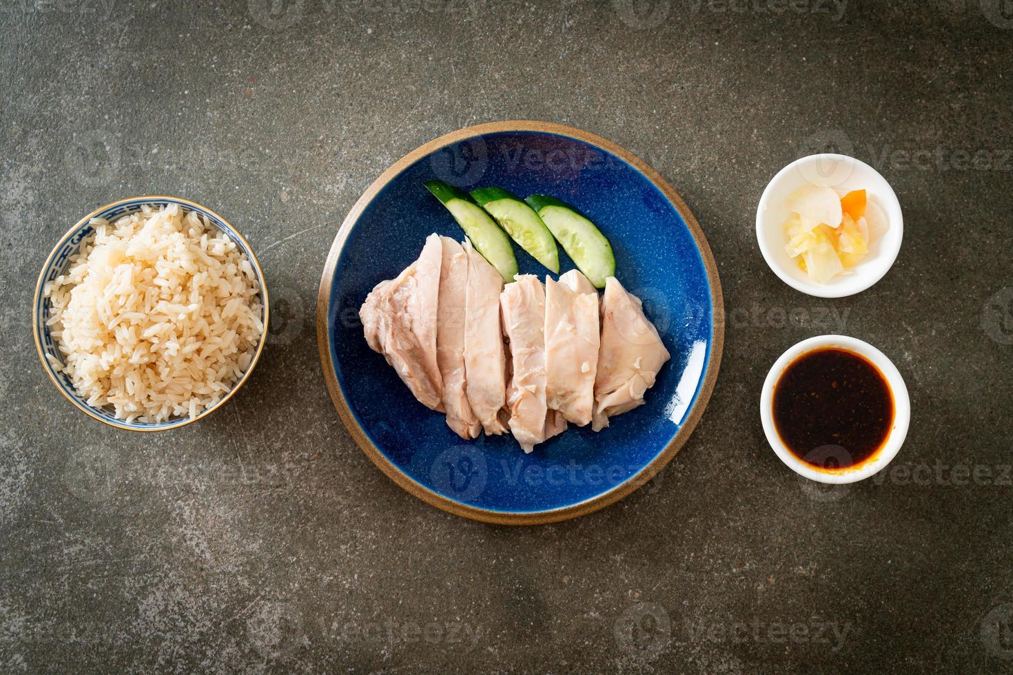 riz au poulet hainanais ou riz cuit à la vapeur avec soupe au poulet photo