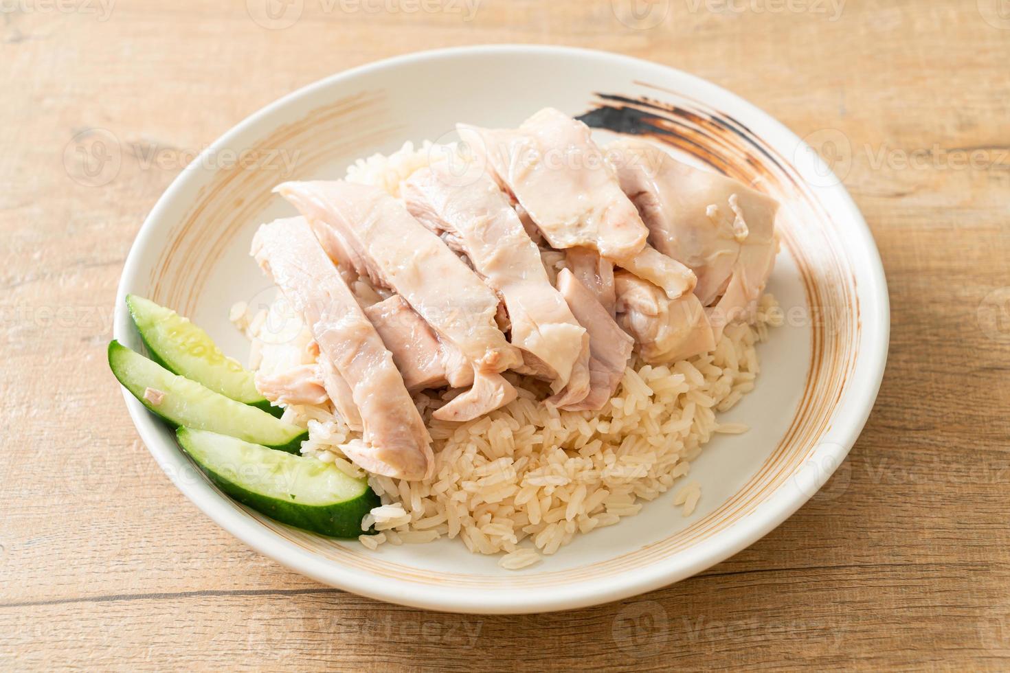 riz au poulet hainanais ou riz cuit à la vapeur avec soupe au poulet photo