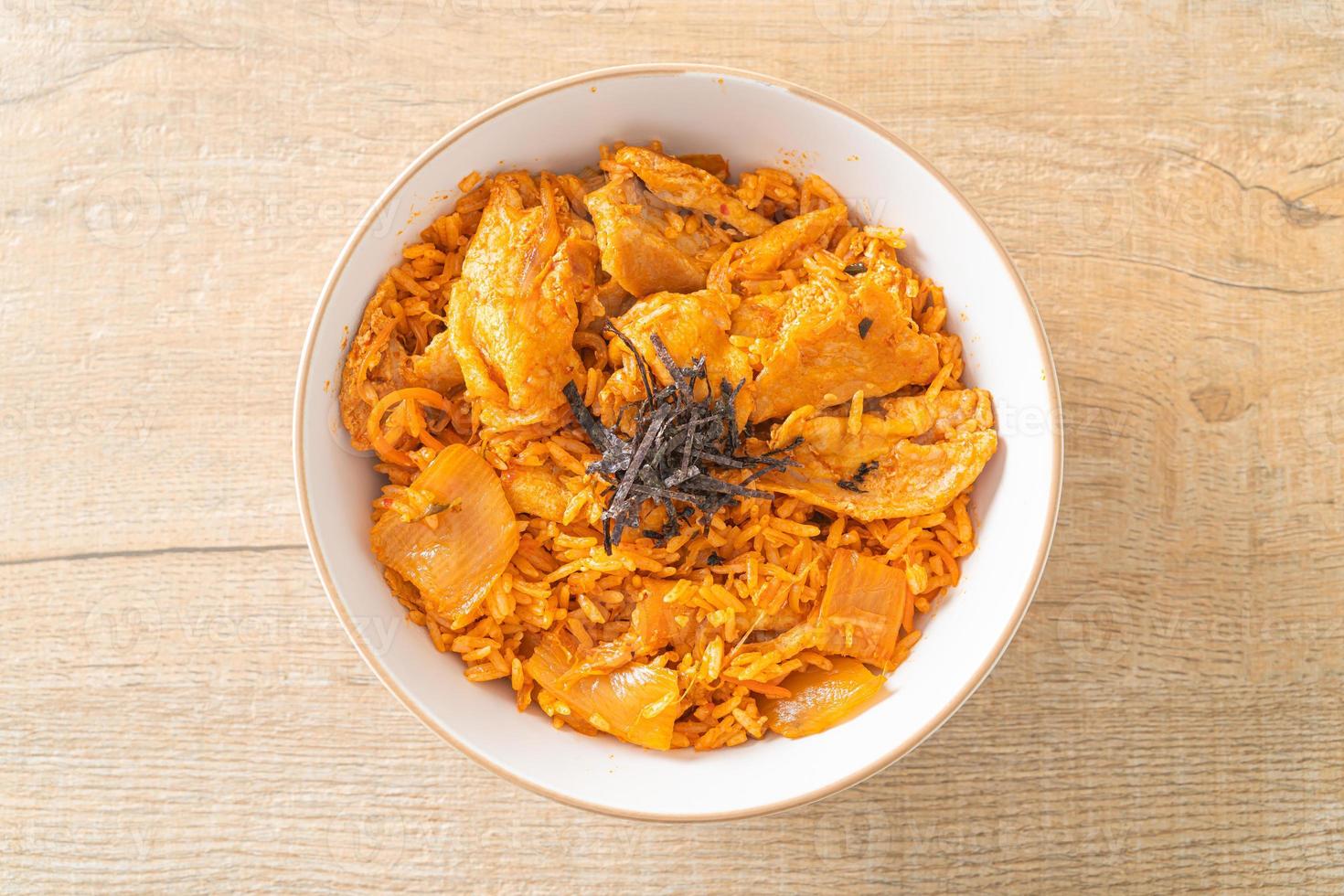 riz frit au kimchi avec du porc tranché photo