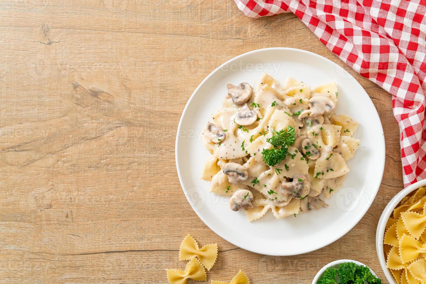 pâtes farfalle à la crème blanche aux champignons photo