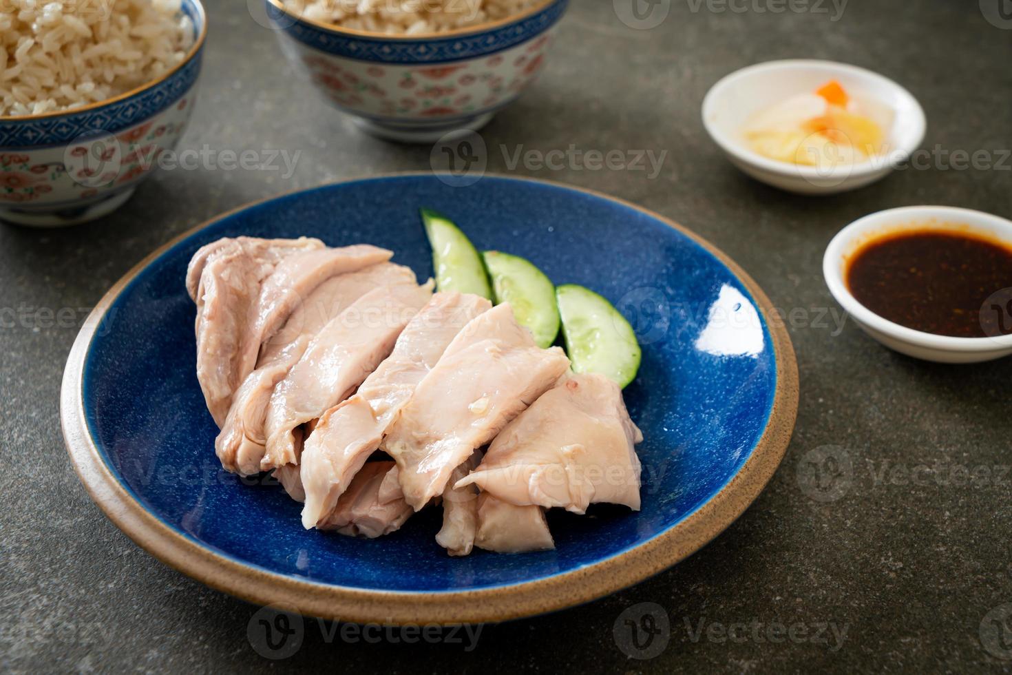 riz au poulet hainanais ou riz cuit à la vapeur avec soupe au poulet photo