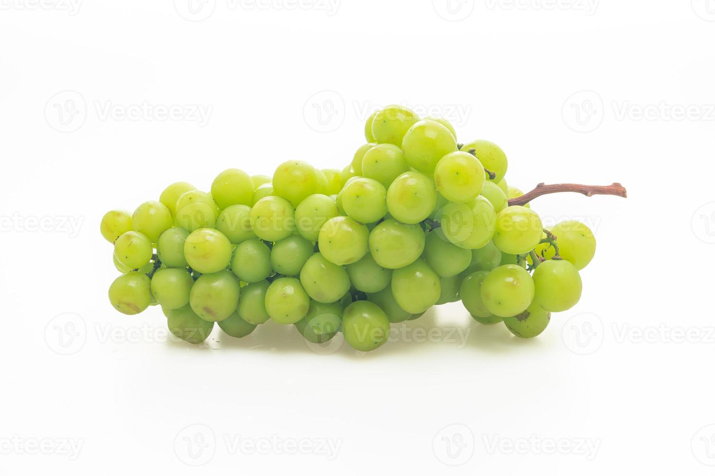 raisin vert frais sur fond blanc photo