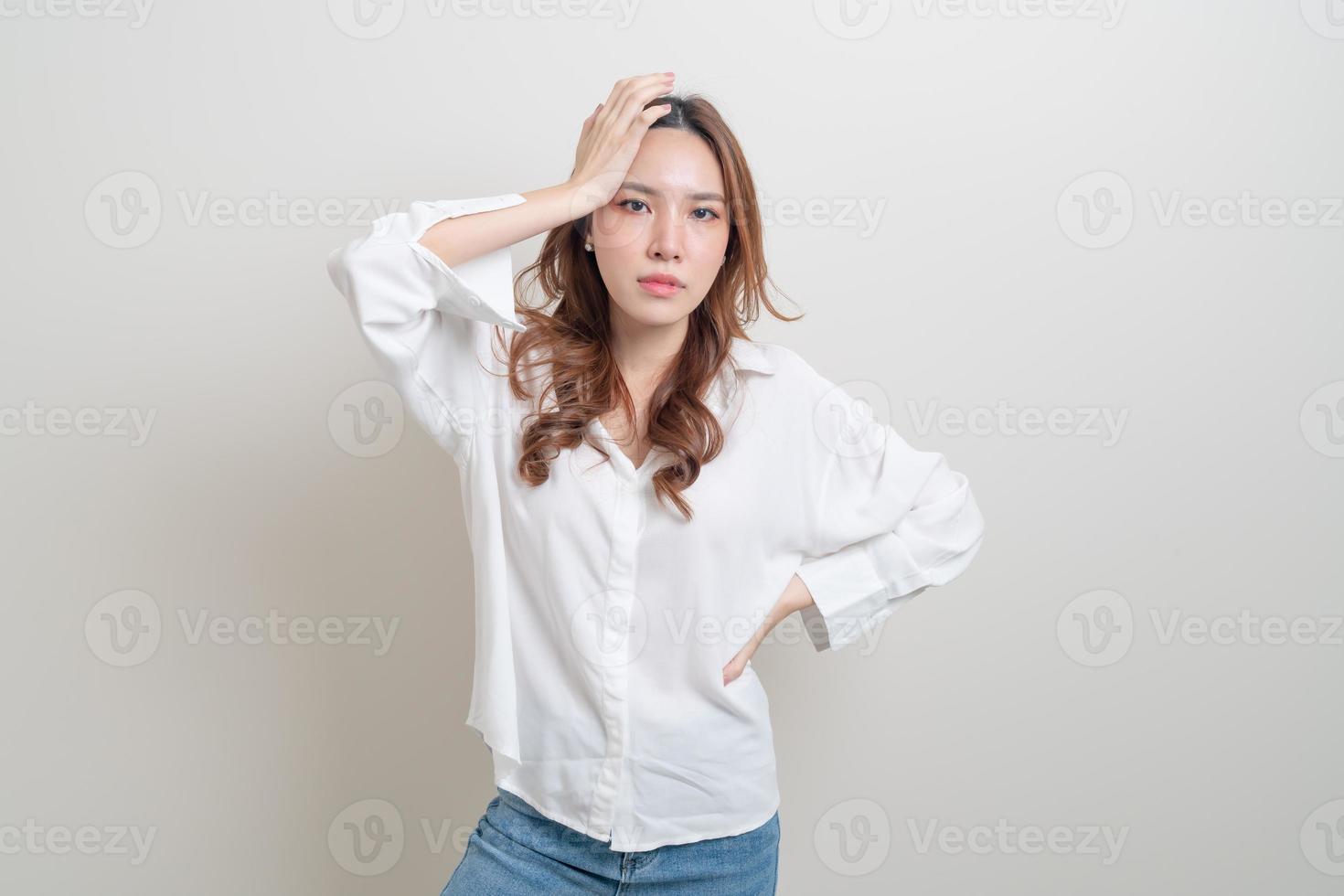 portrait belle femme stress, sérieux, s'inquiéter ou se plaindre photo