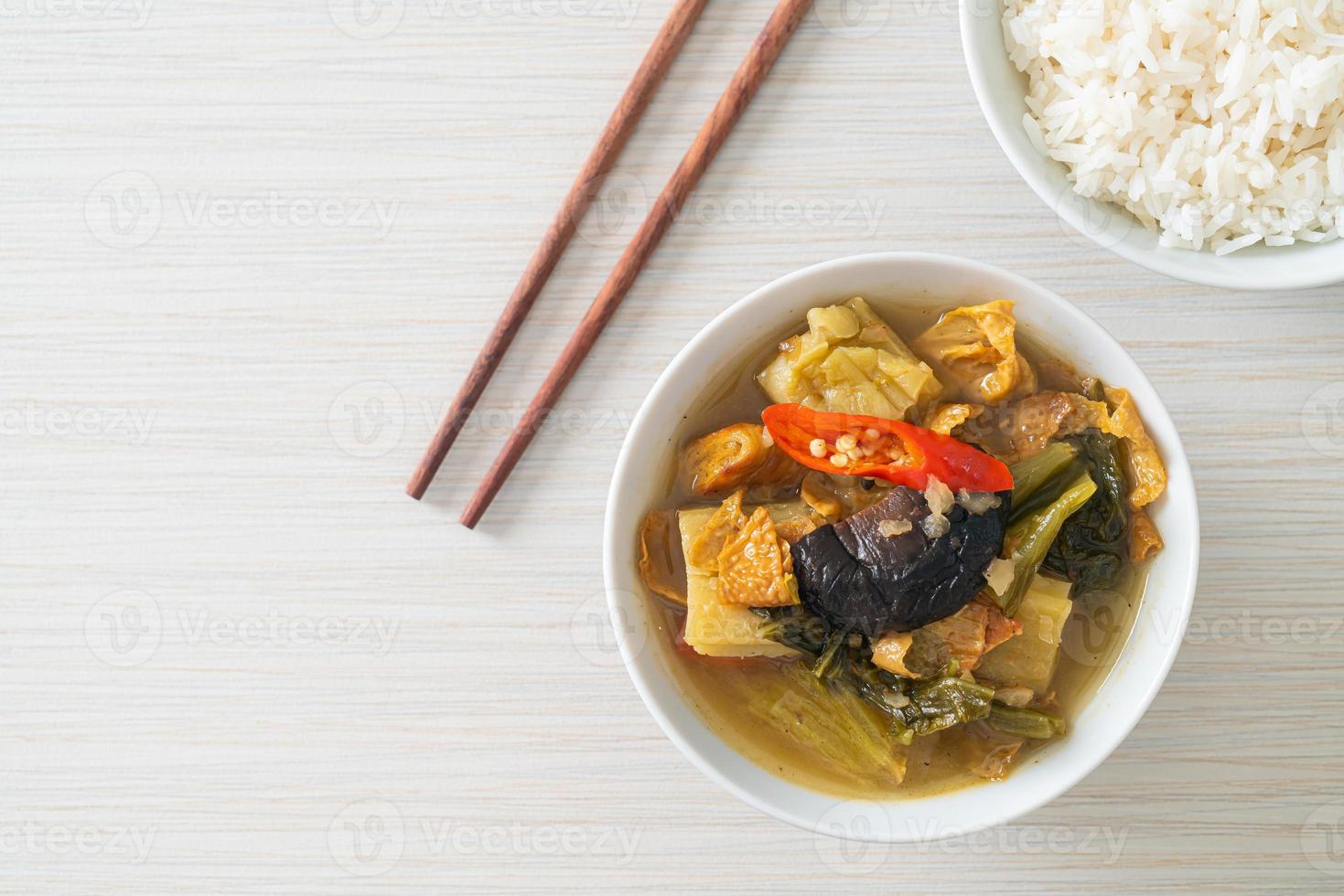 soupe au chou mariné bouilli et à la courge amère photo