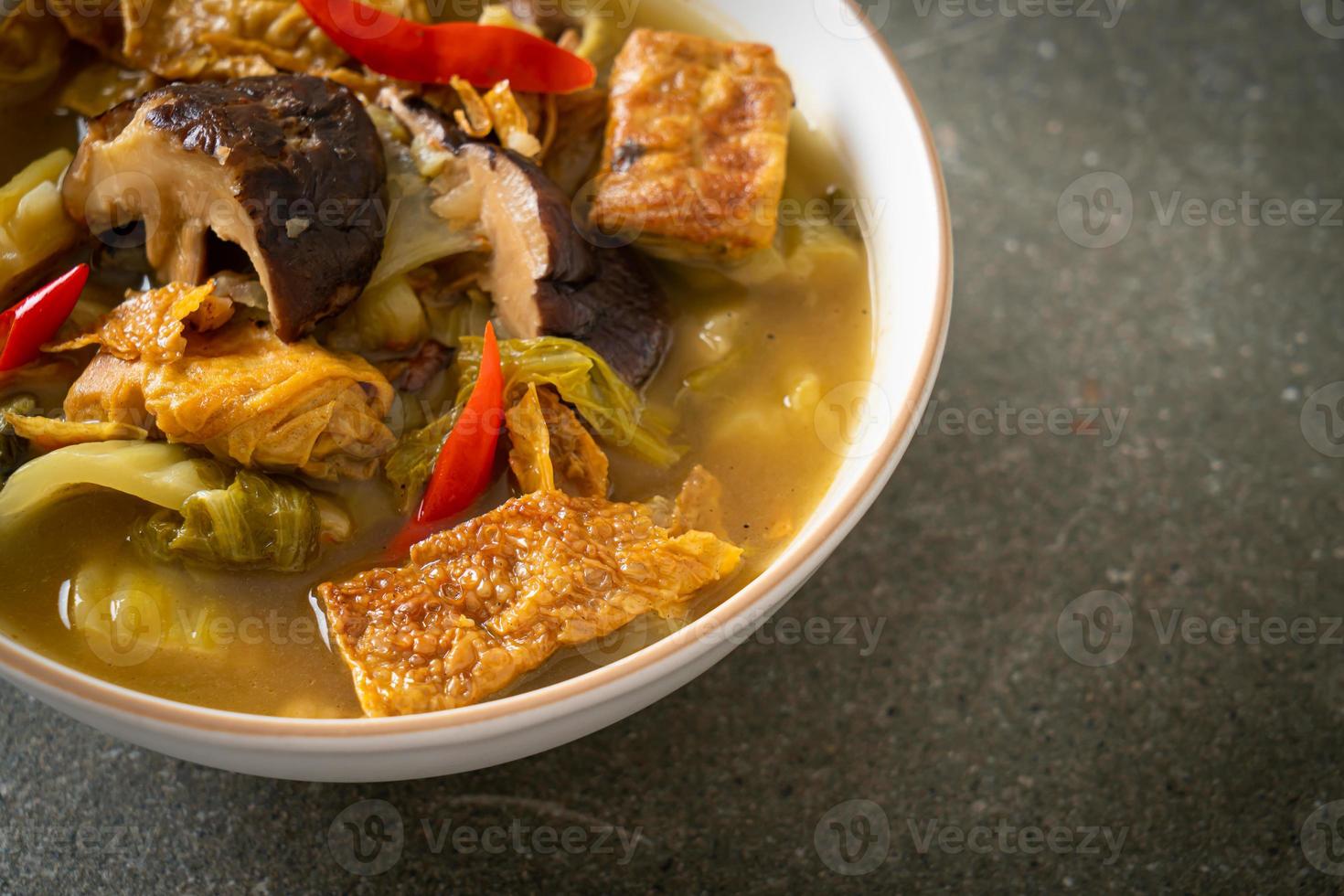 soupe au chou mariné bouilli et à la courge amère photo