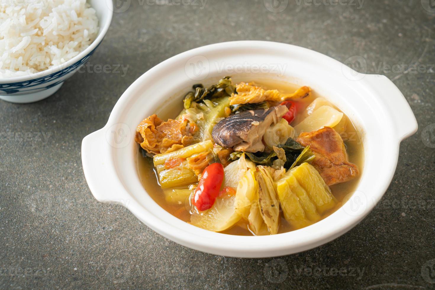 soupe au chou mariné bouilli et à la courge amère photo