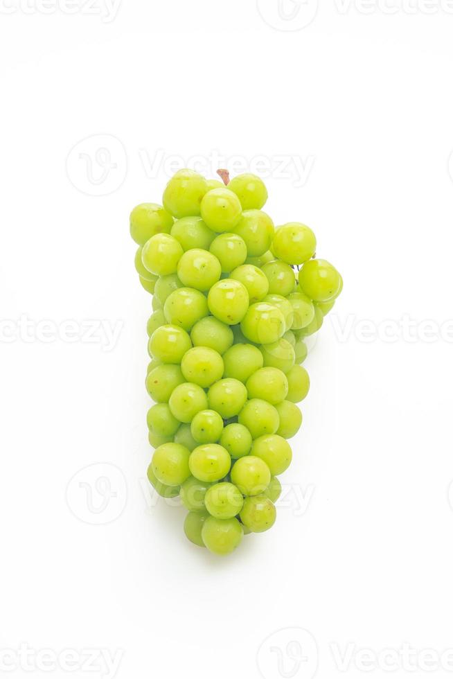 raisin vert frais sur fond blanc photo