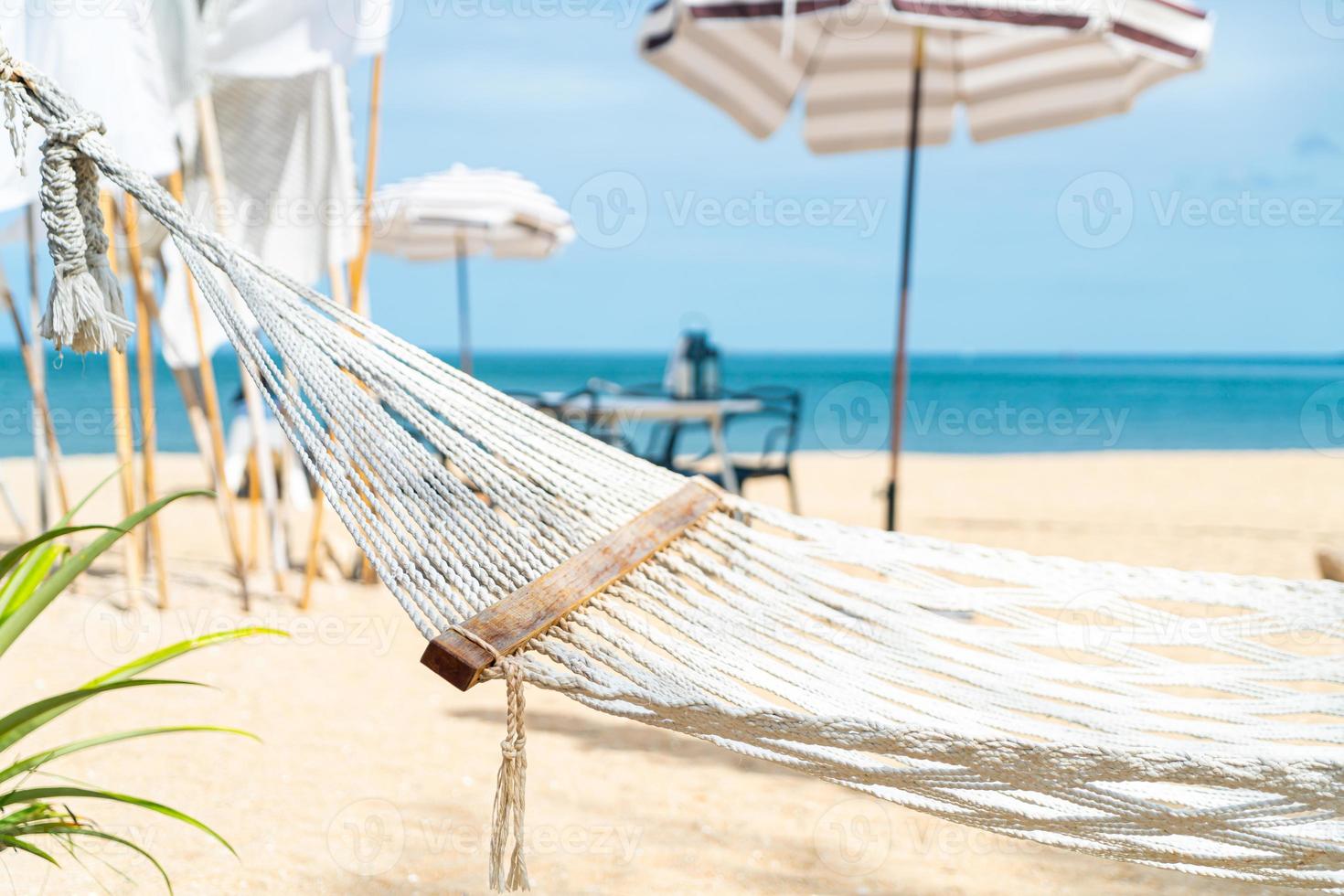 berceau avec fond de plage de mer photo