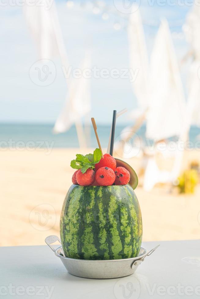 smoothies à la pastèque avec fond de plage de mer photo