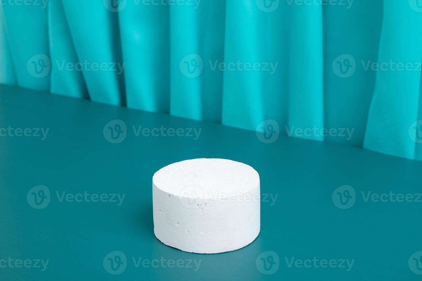 podiums ou maquette de piédestal pour la production cosmétique sur fond turquoise avec des plis de tissu. photo