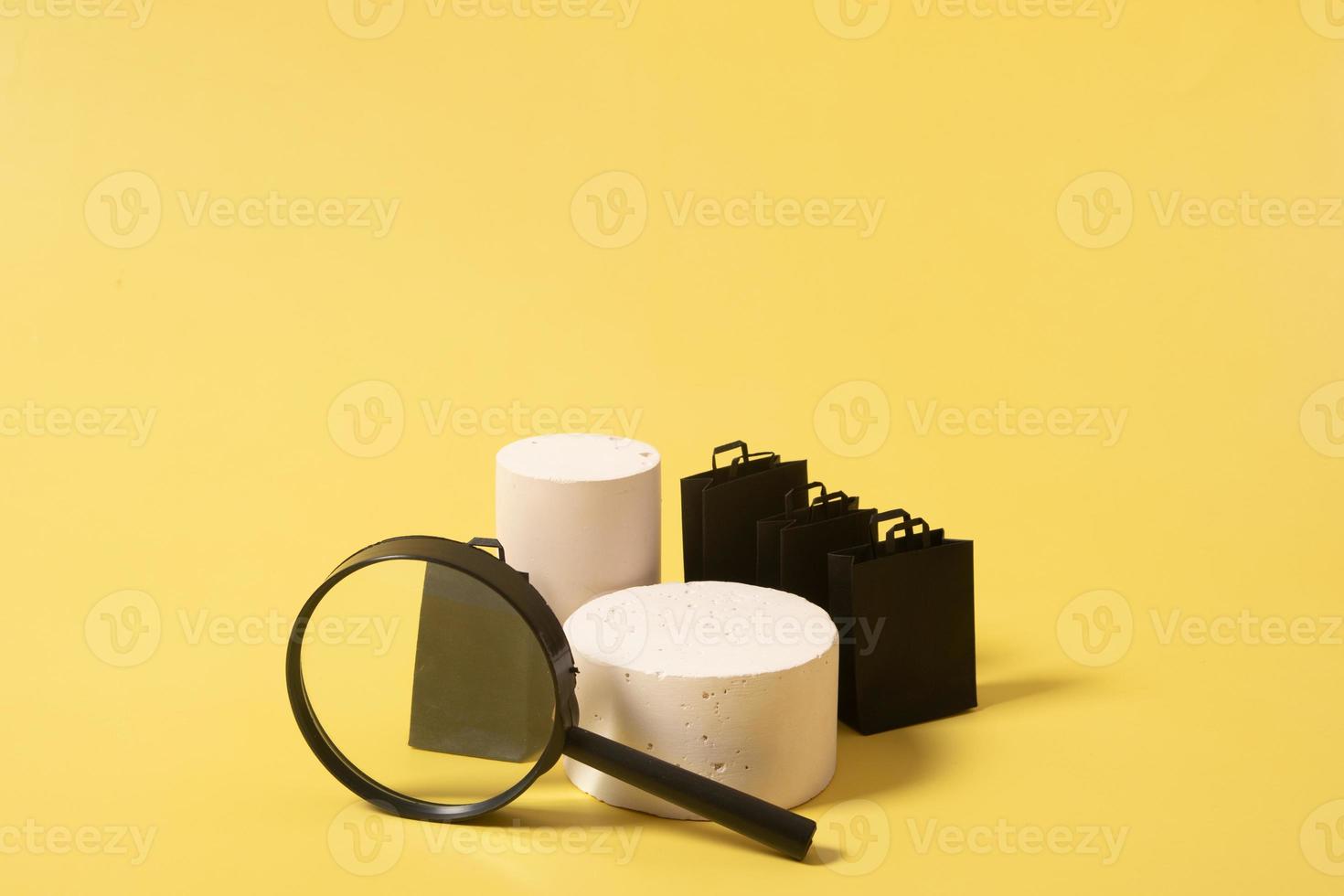 podium ou piédestal vide et sacs à provisions noirs en vente de vendredi noir sur fond jaune photo