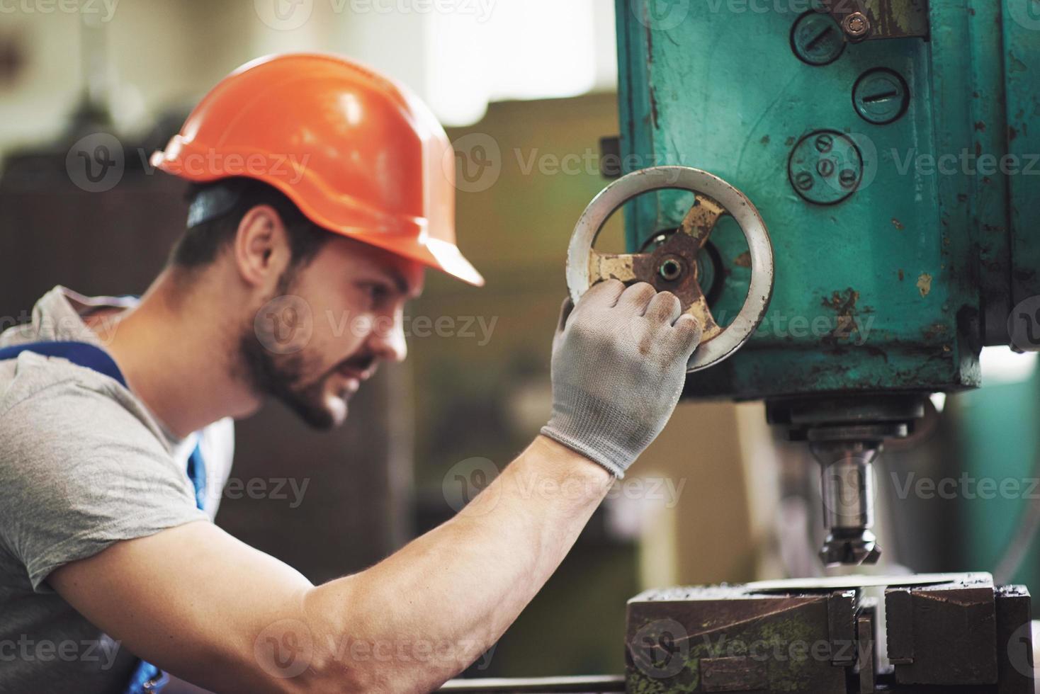 portrait d'un jeune maître travaillant dans une usine. photo