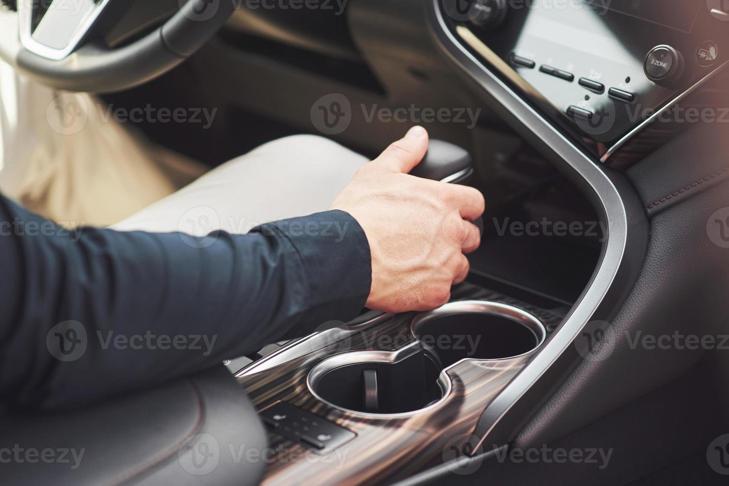 le jeune homme est un homme au volant d'une voiture arboricole photo