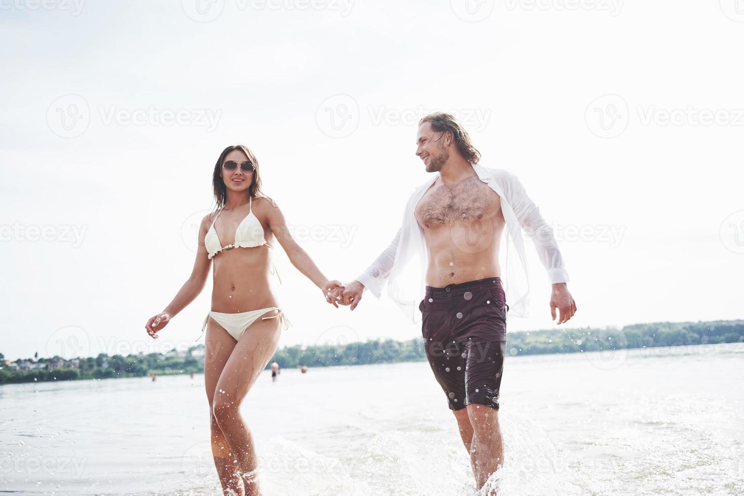 vapeur courant le long de l'eau, belle plage d'été photo