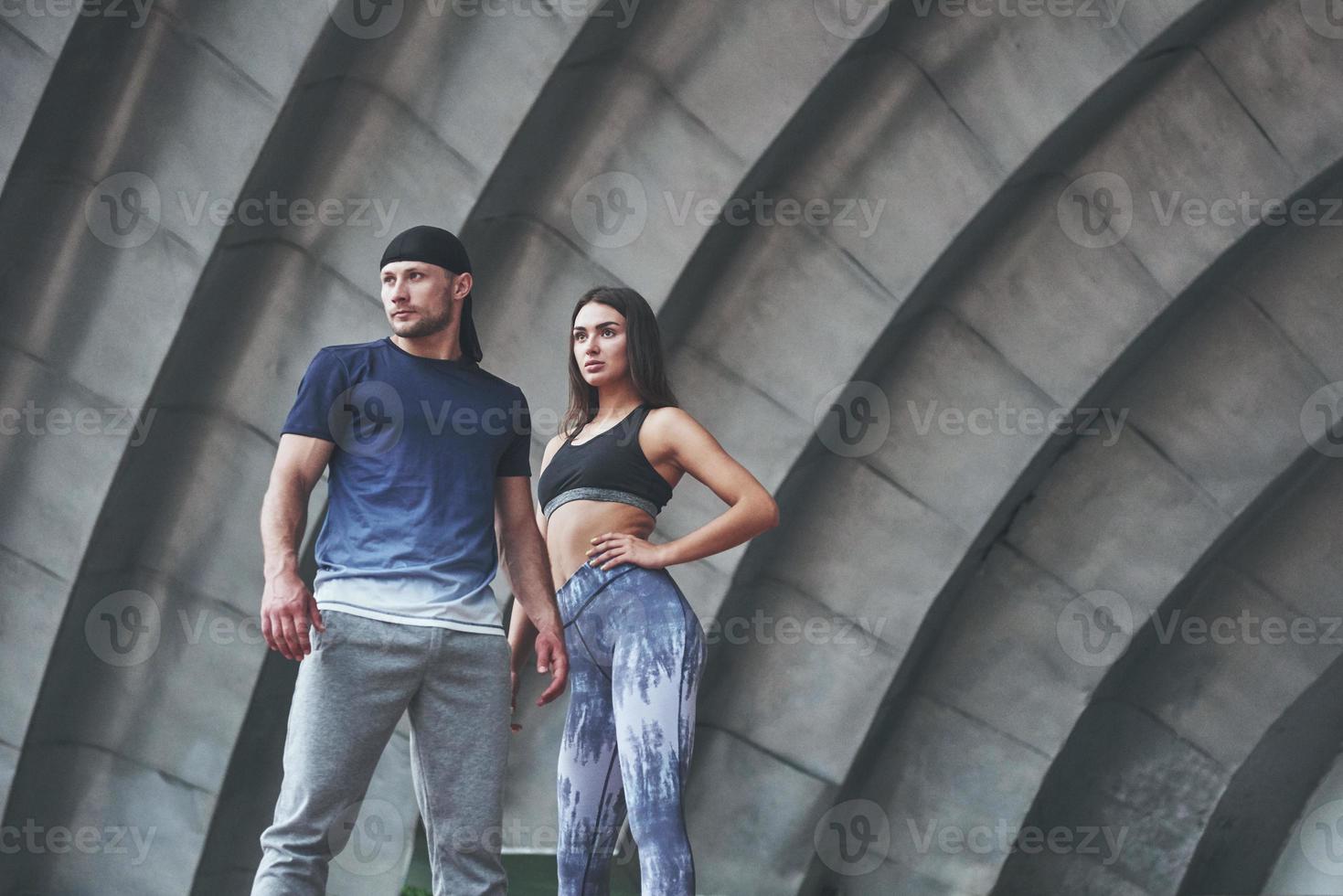 un couple sportif se reposant après une séance d'entraînement est une femme sexy et un homme. photo