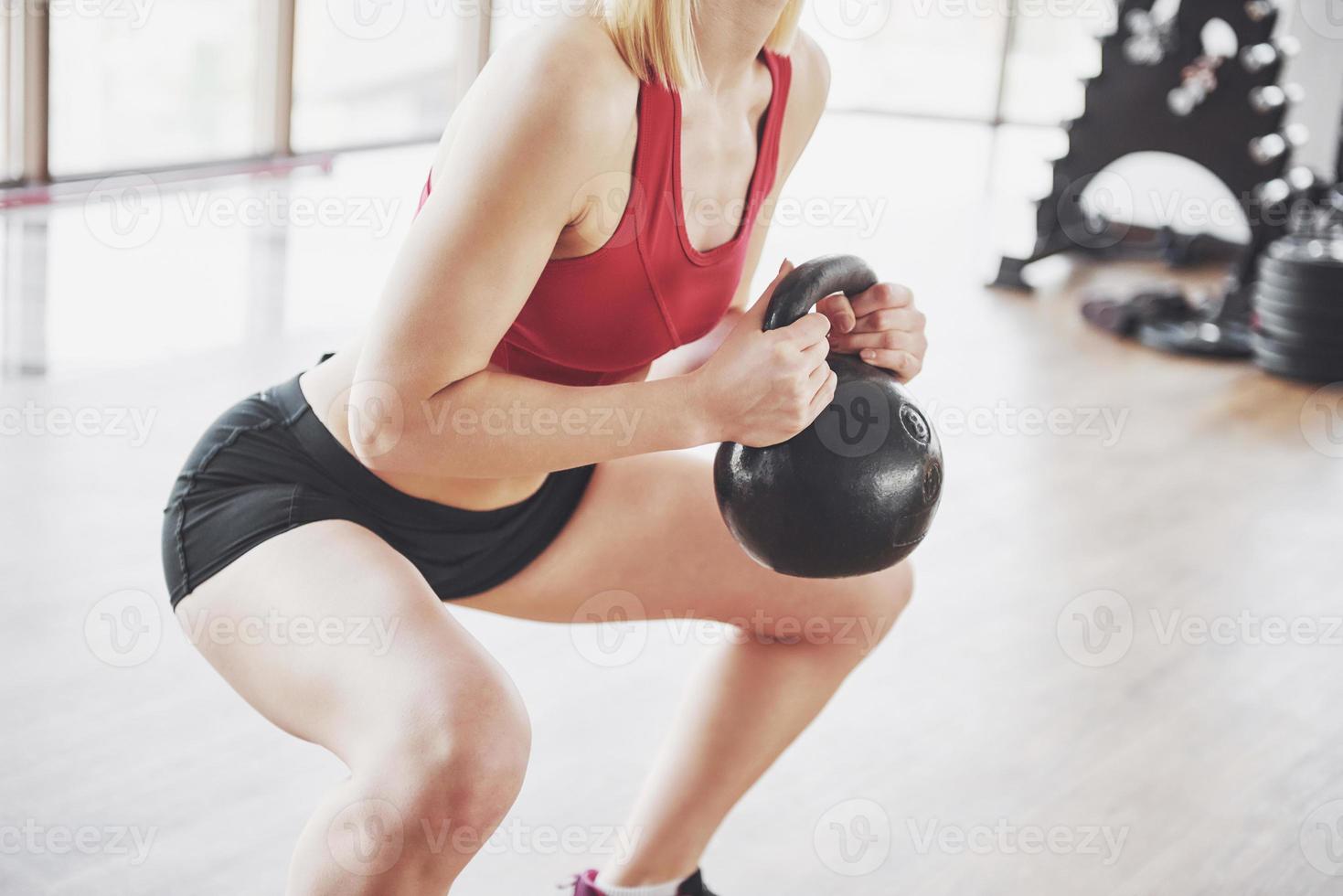 fille active dans la salle de fitness. concept d'entraînement mode de vie sain sport photo