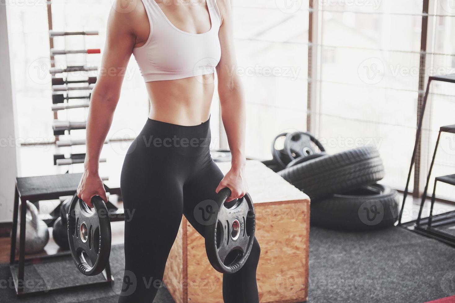 fille active dans la salle de fitness. concept d'entraînement mode de vie sain sport photo