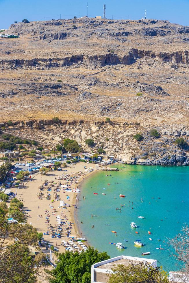 Panorama de la baie de la plage de Lindos avec eau claire turquoise rhodes grèce photo