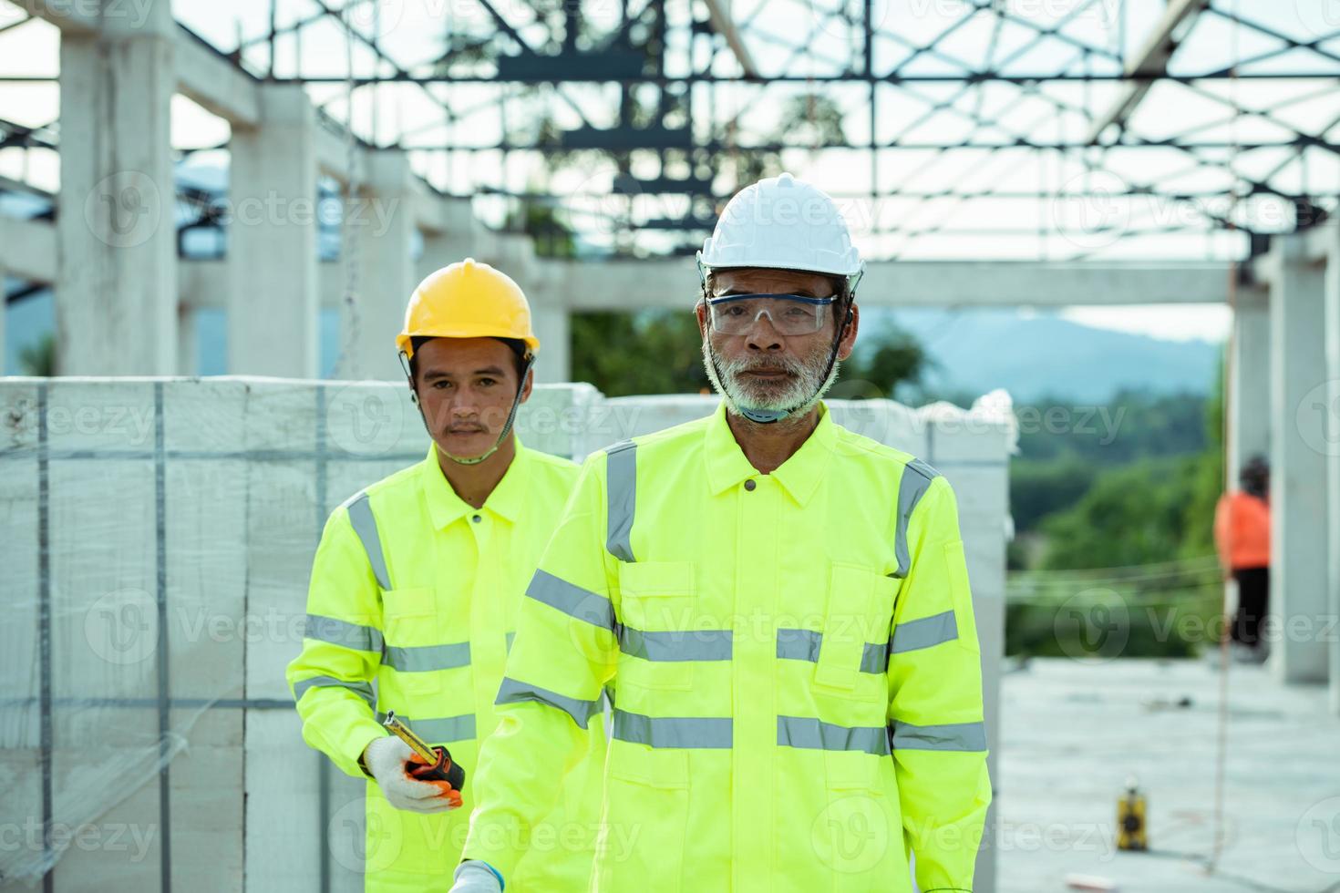 ingénierie et construction avec le travailleur sur le chantier de construction photo