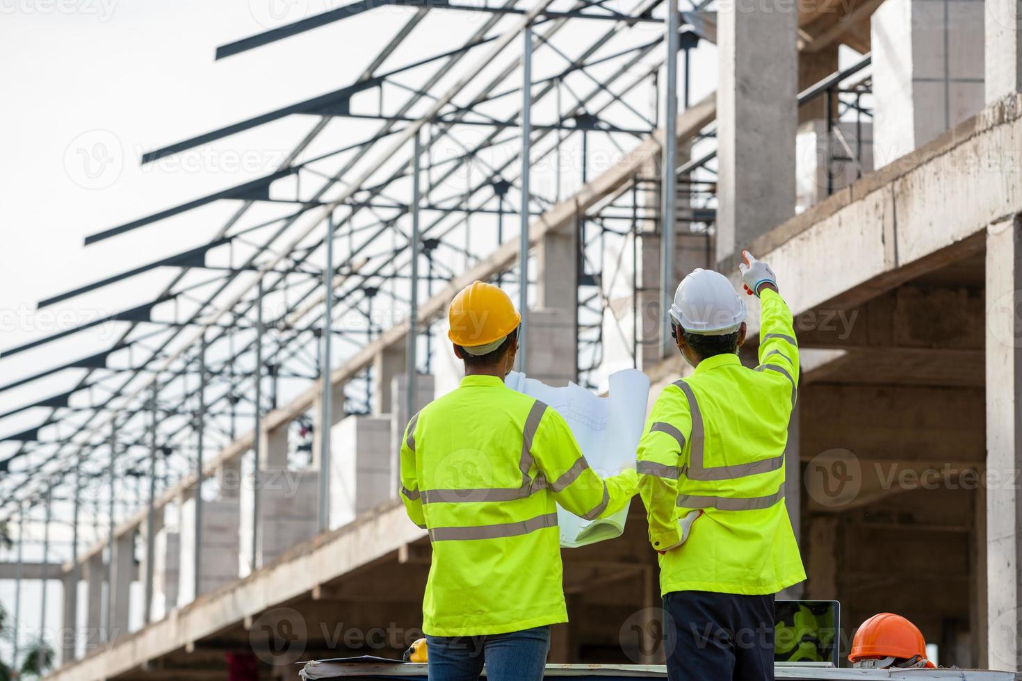 derrière deux ingénieurs sur le chantier photo