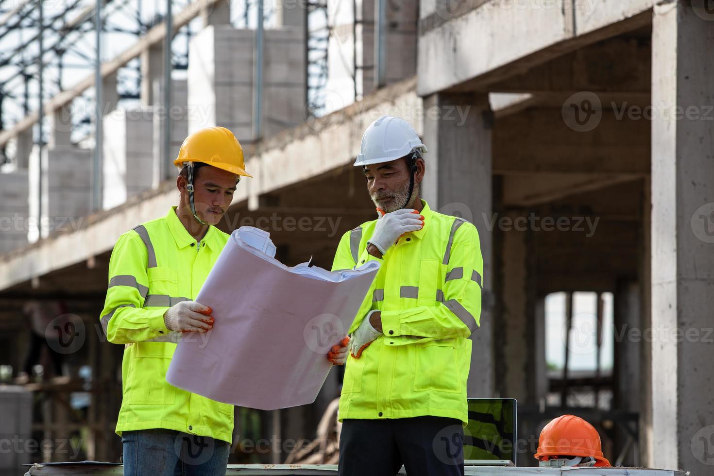 Plan de lecture d'ingénierie des superviseurs sur le chantier de construction photo