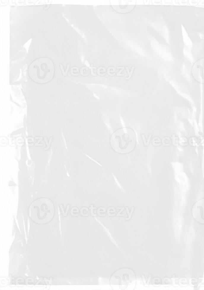 Plastique cellophane sac sur blanc Contexte. le texture regards Vide et brillant. le Plastique surface est ridé et en lambeaux fabrication abstrait modèle. photo