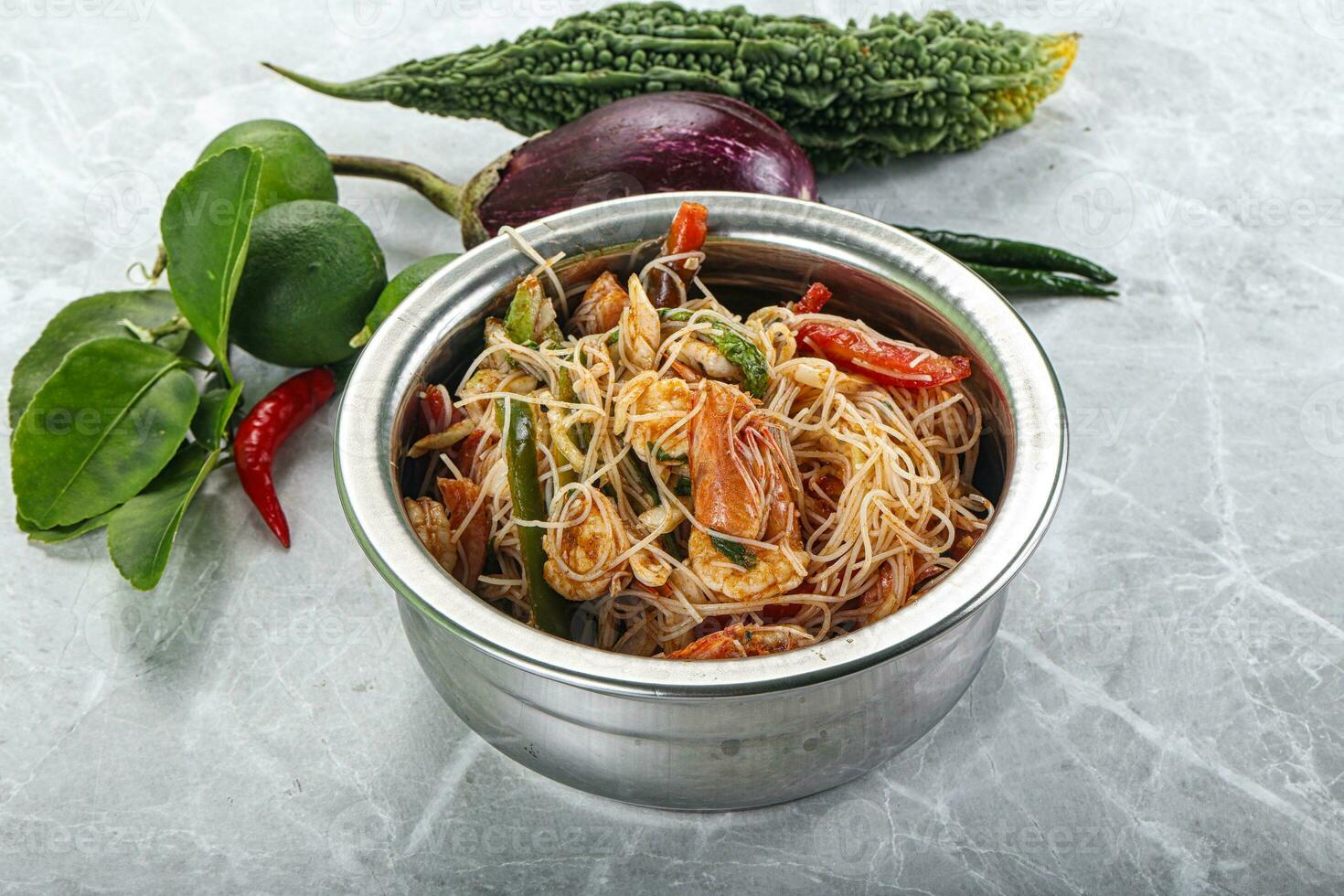 thaïlandais épicé vermicelle salade avec crevettes photo