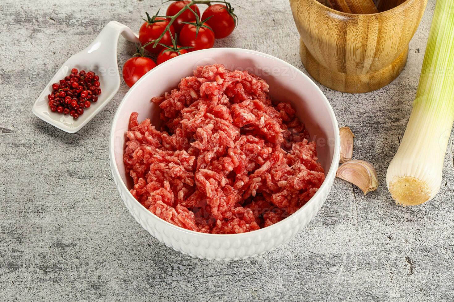 haché du boeuf Viande dans le bol photo