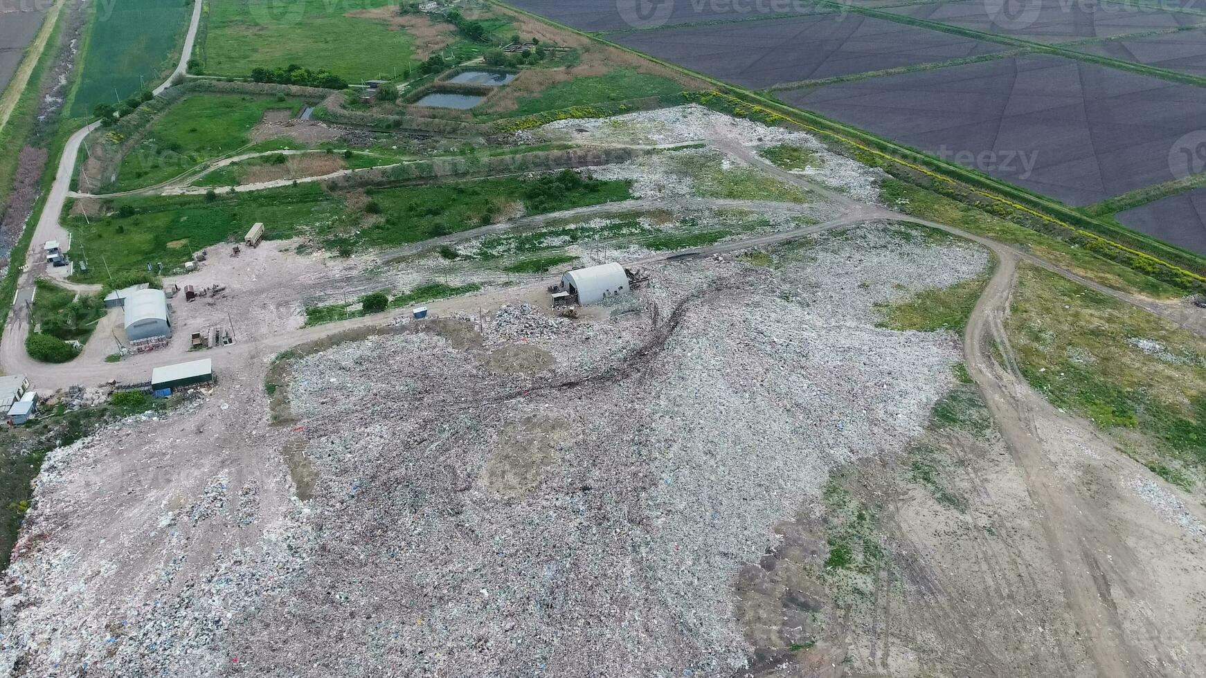 des ordures déverser avec des tas de des ordures et traitement installations. décharge de des ordures à l'extérieur le village photo