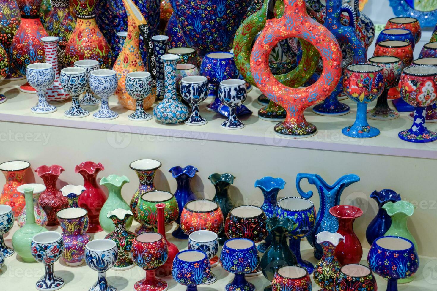 peint des vases et des lunettes sur comptoir. décoré plats. photo