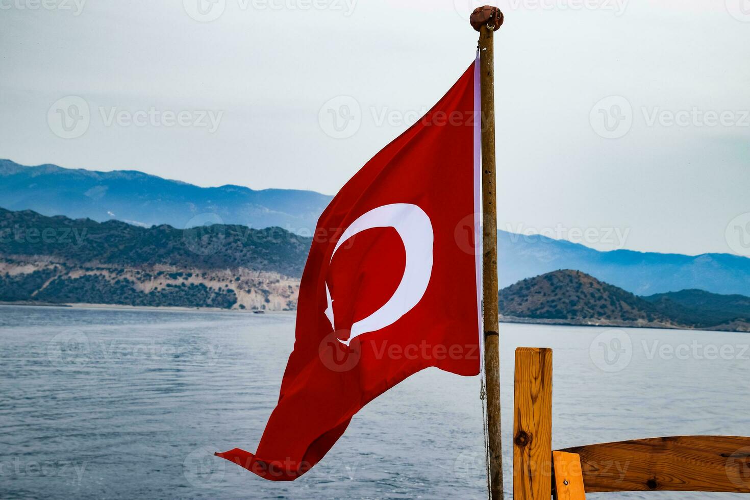 le drapeau de dinde papillonne dans le vent sur le plate-forme de plaisir yacht. photo